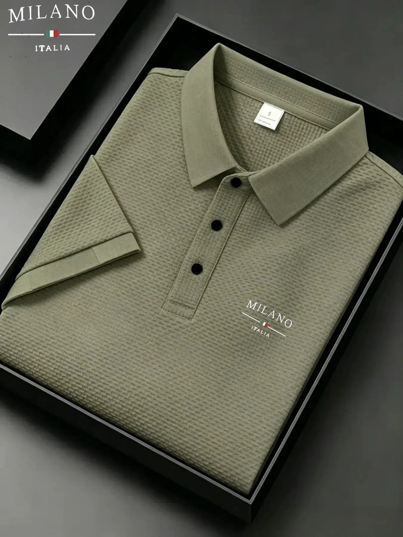 Men's olive polo shirt, short sleeves with a subtle textured pattern; Simples Market, Milano Italia logo visible