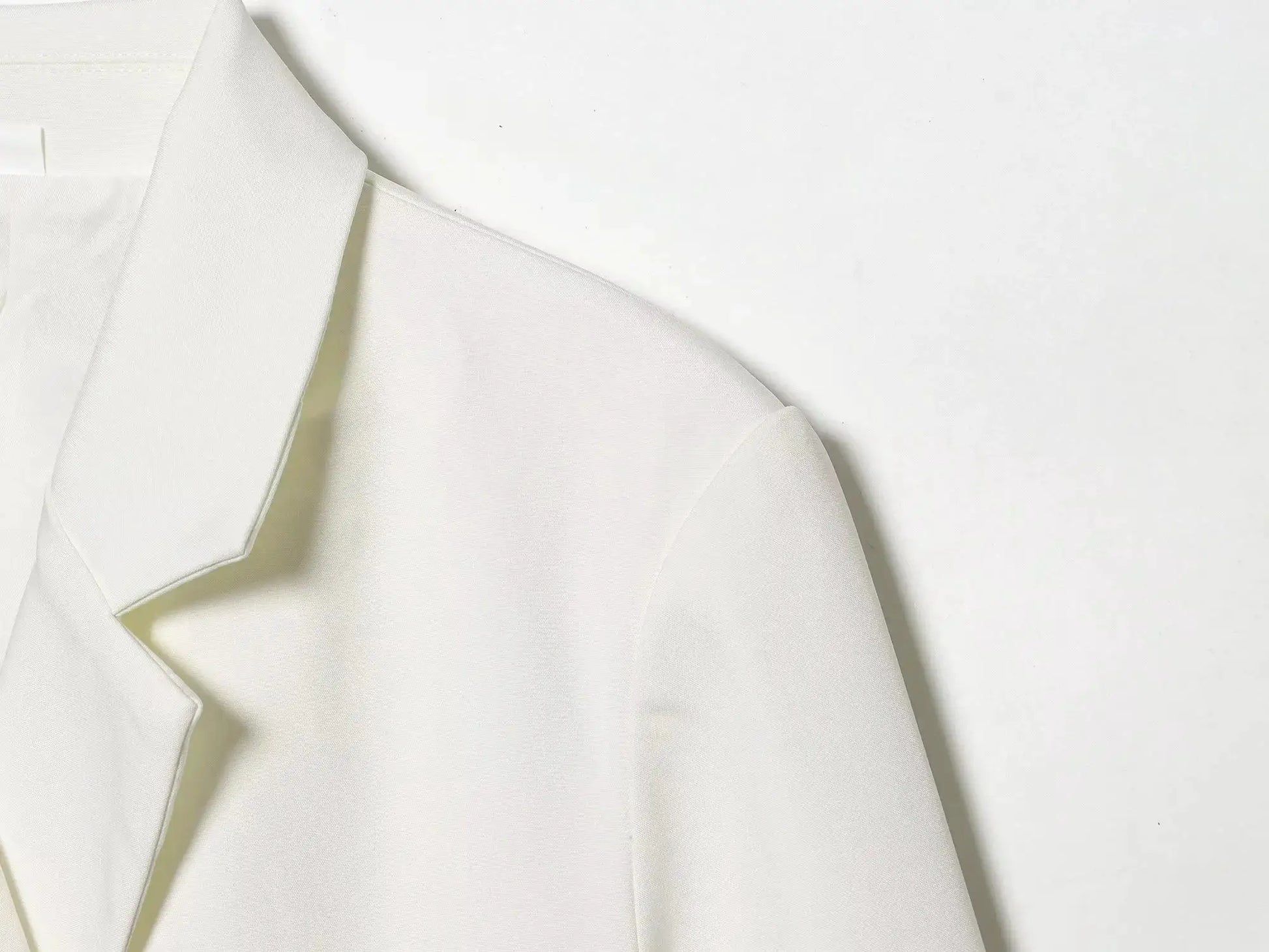 White solid blazer for women with long sleeves and tailored fit, Simples Market.