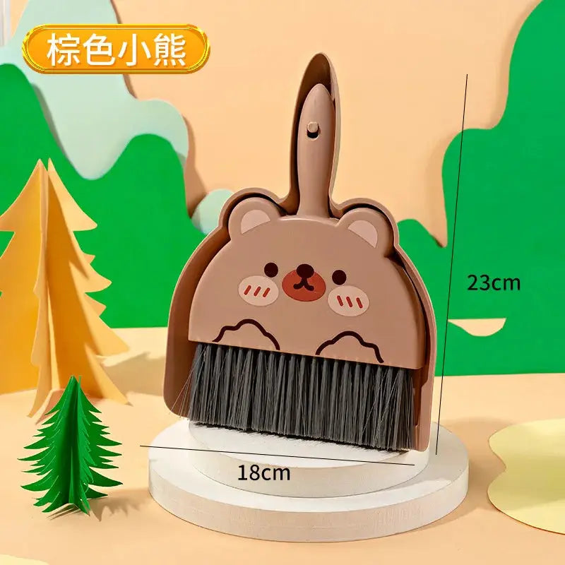 Brown bear desk broom by Simples Market with black bristles, a compact mini cleaning tool 18 cm wide and 23 cm tall