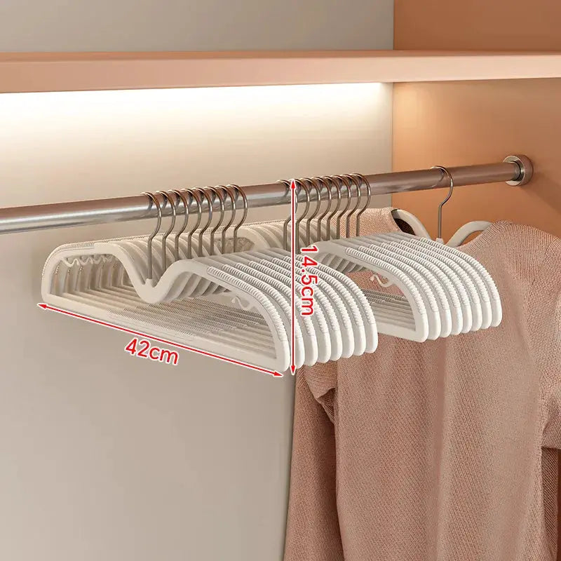 Simples Market short-neck non-slip clothes hangers, white plastic with metal hooks, space-saving 42cm wide