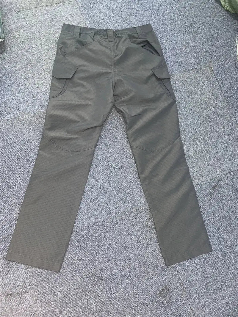 Men's cargo pants by Simples Market in gray with multiple pockets; water-resistant, wear-resistant fabric.