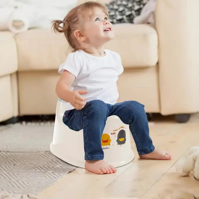 Toddler potty seat by Simples Market, white plastic, lightweight and spill-proof; child seated on it.