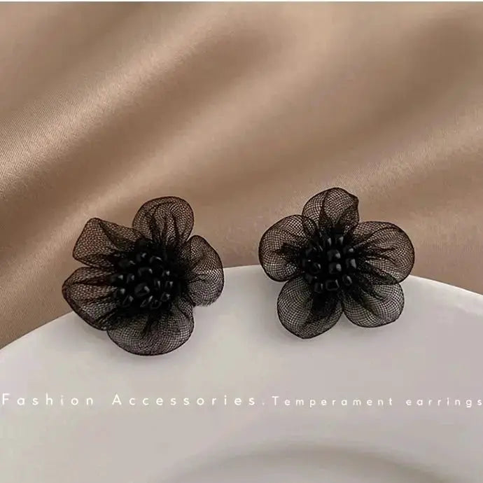 Pair of black enamel flower earrings with mesh petals by Simples Market