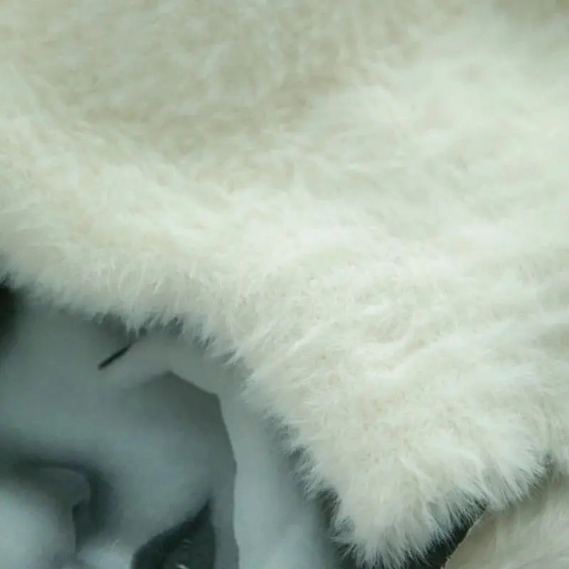 Plush fleece fabric by Simples Market in white, thick cozy warmth texture.