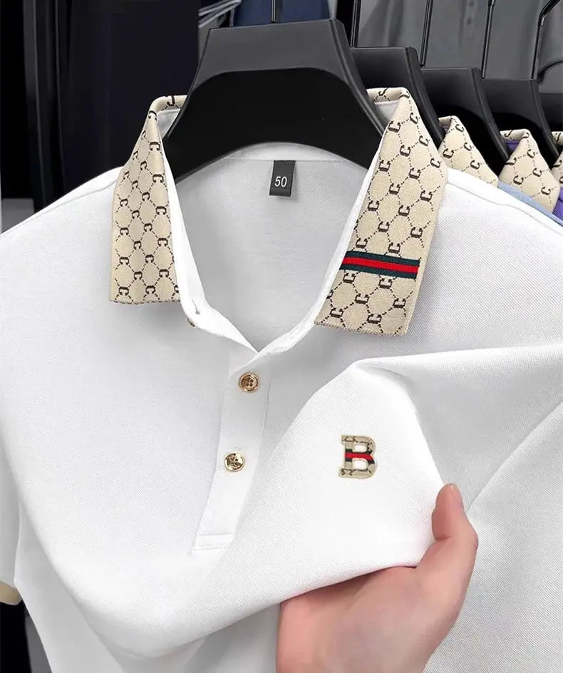 Simples Market B-letter embossed white polo shirt for men with beige patterned collar and gold buttons