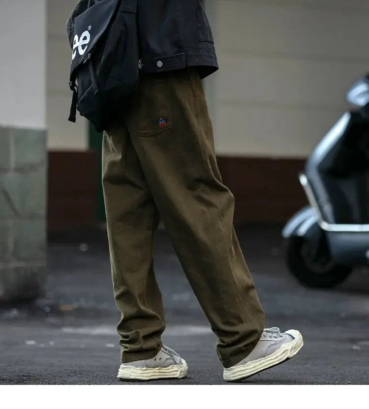Men's olive cargo pants by Simples Market with a relaxed baggy straight-leg fit.