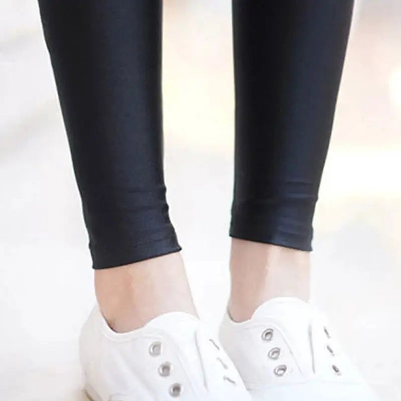 Women shiny black high-waist leggings with stretchy fabric
