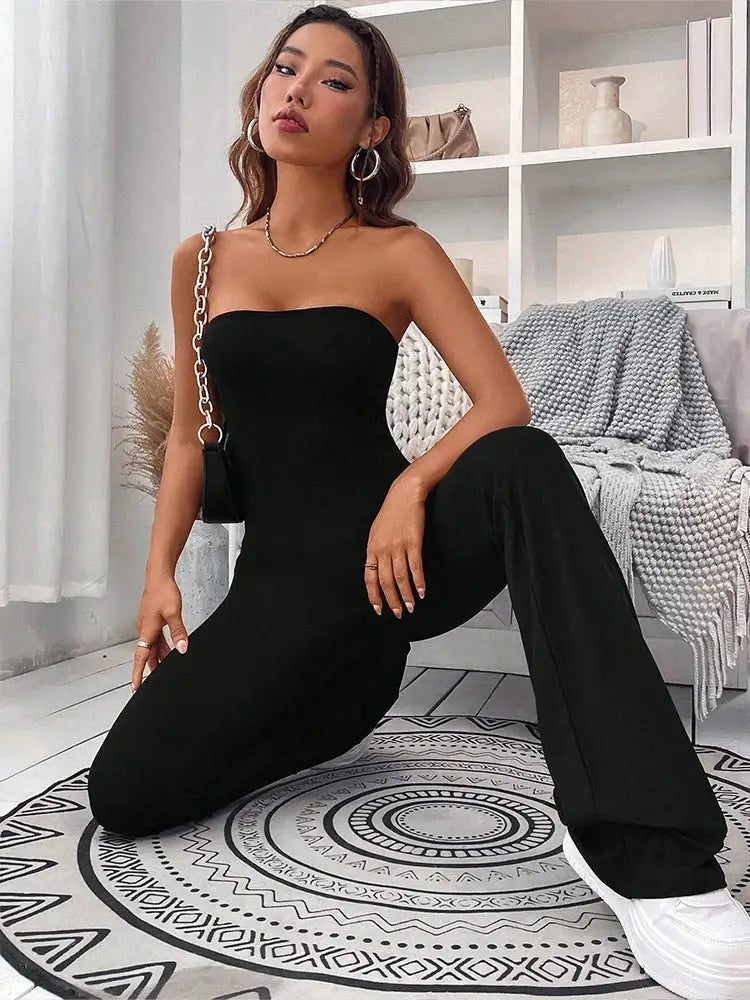 Simples Market black strapless jumpsuit with fitted bodice and micro-flare wide-leg pants