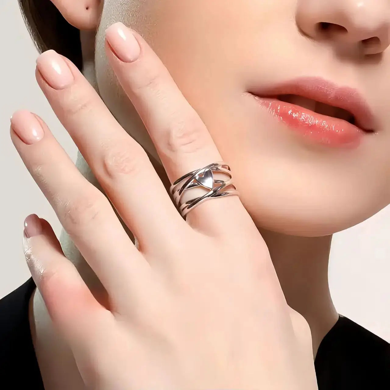 Chic French style 925 sterling silver heart-shaped ring with intertwined bands.