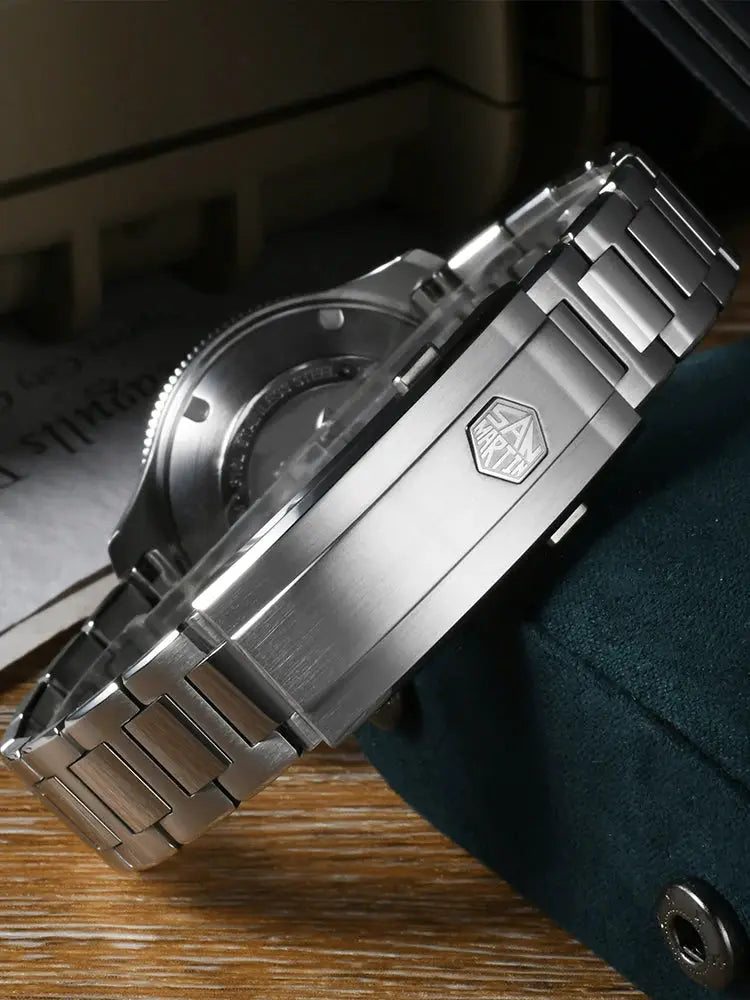 San Martin 40mm dive watch with stainless steel bracelet, NH35 automatic, 200m water resistant, clasp logo