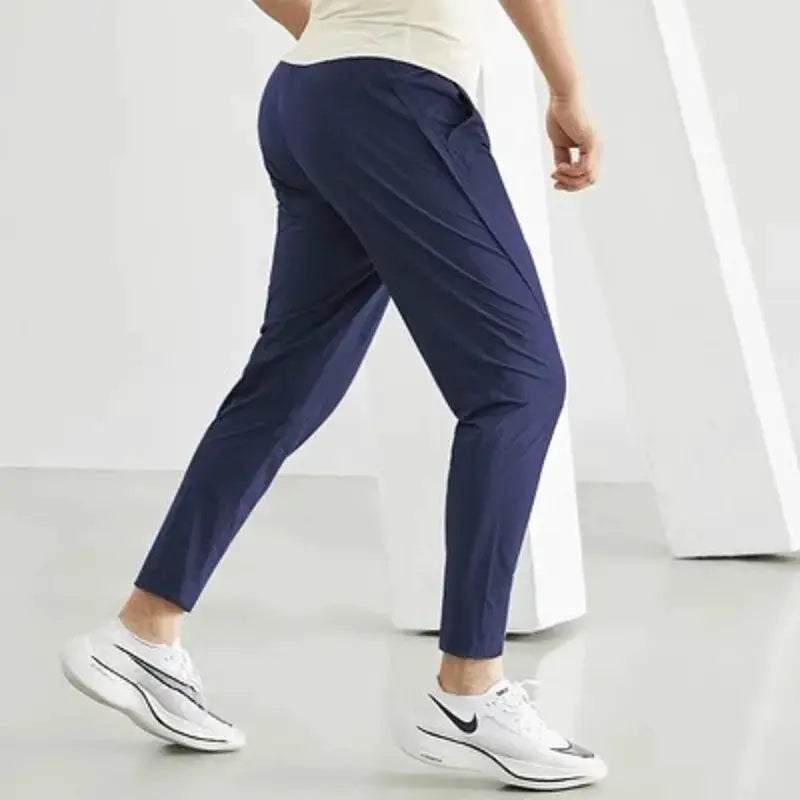 Men's navy quick-dry running pants, Simples Market athletic joggers with elastic waistband.