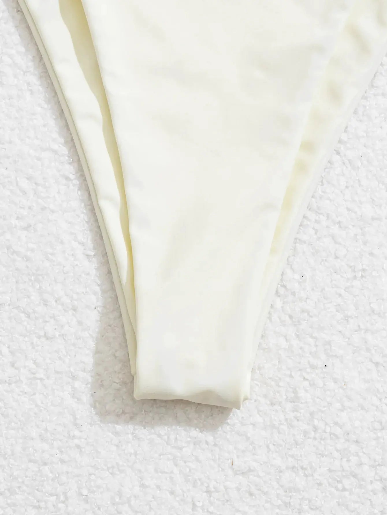 Simples Market triangle bikini set cream-white fabric close-up