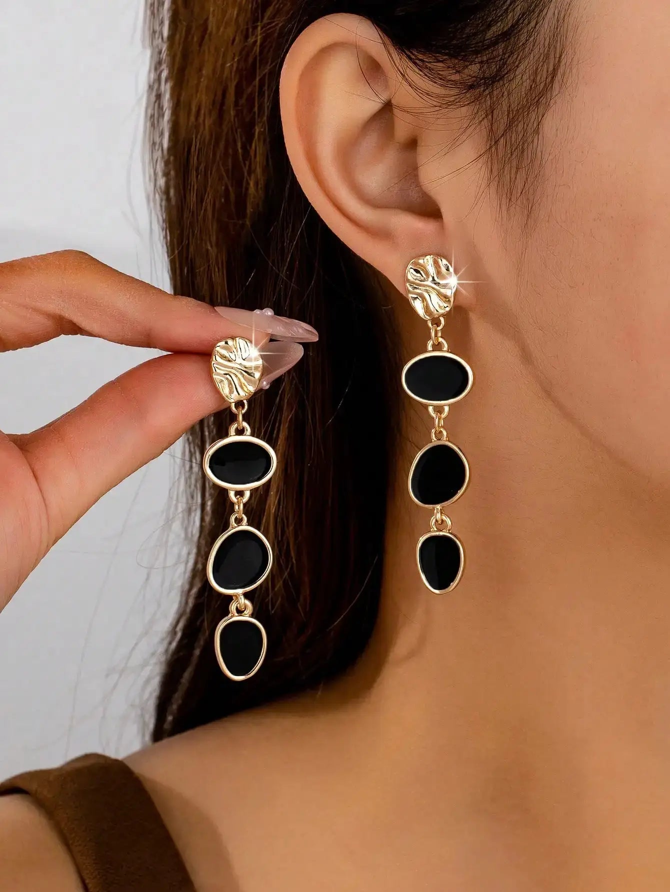 Simples Market gold-tone drop earrings with textured round studs and black oval stones on linked chains (pair)