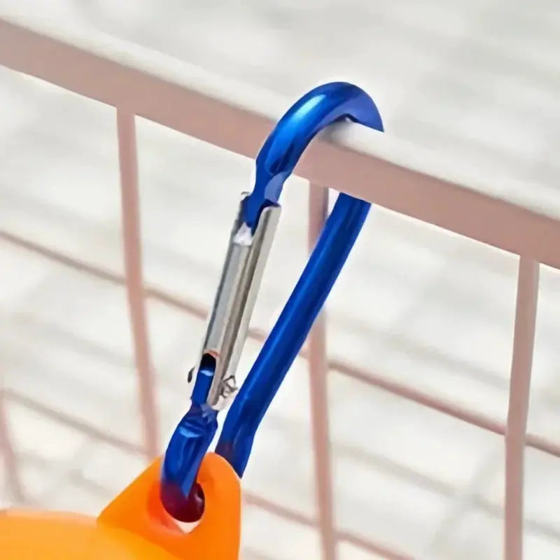 Retractable clothesline with blue cord and metal clip, orange housing, Simples Market