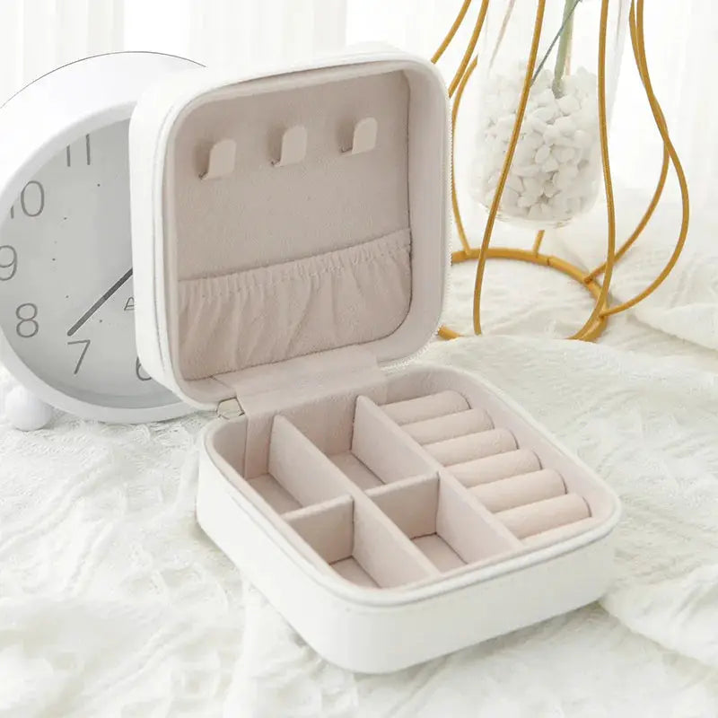 LuxeCare Single Layer Leather Jewelry Box Travel Case PU Leather With Secure Zipper Jewelry Organizer