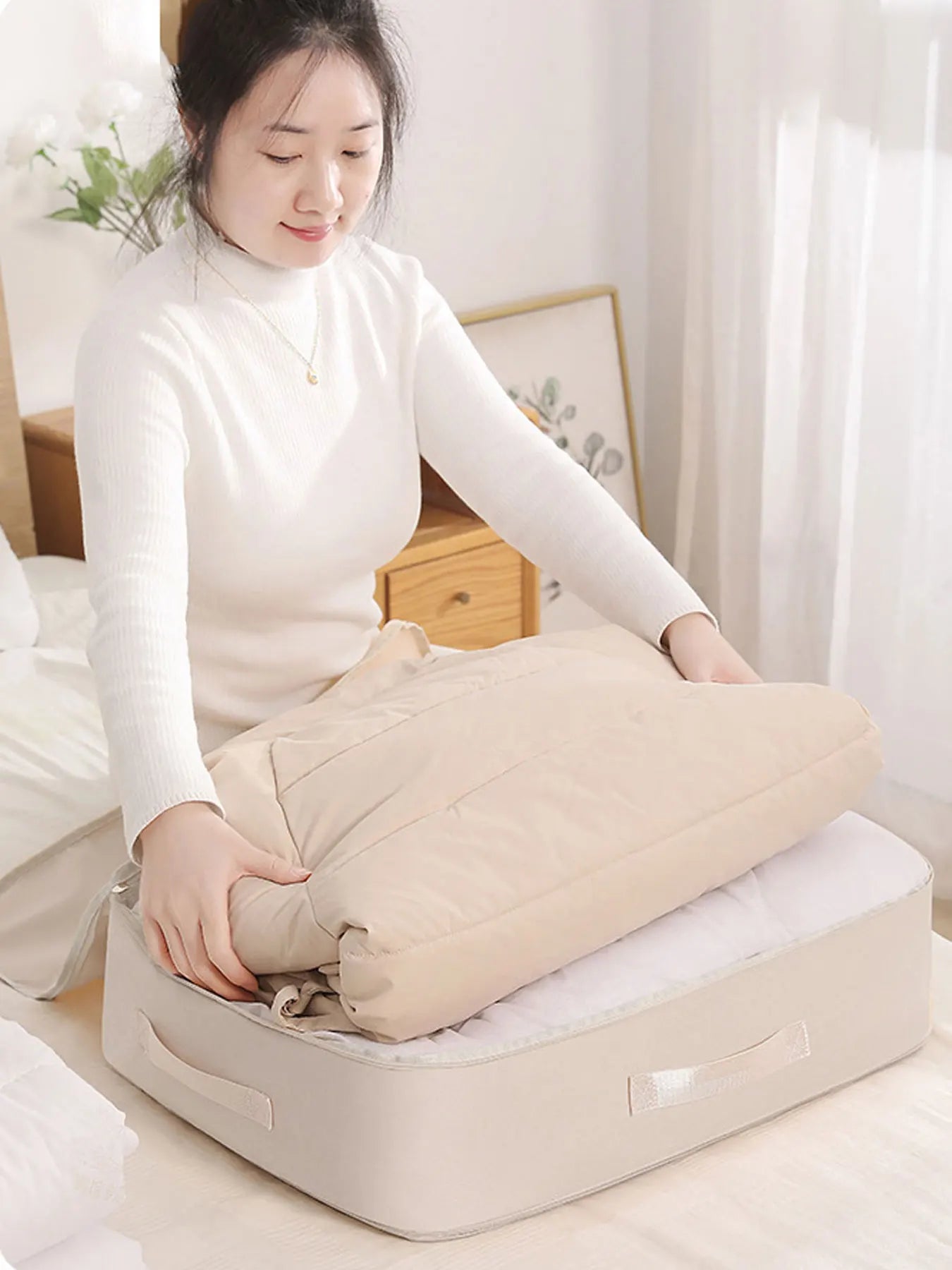 Compression packing cube in beige gongsatin fabric; large capacity, dustproof and moisture-proof