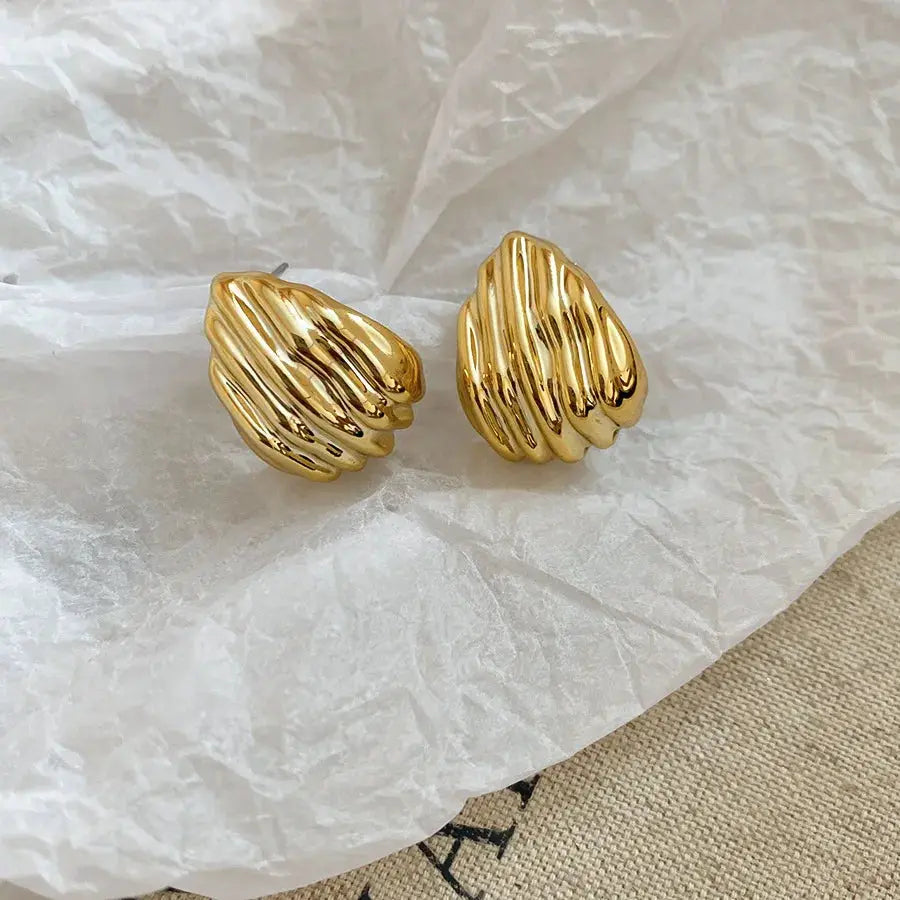Gold-toned irregular pleated oval acrylic stud earrings, unisex, 2 pieces
