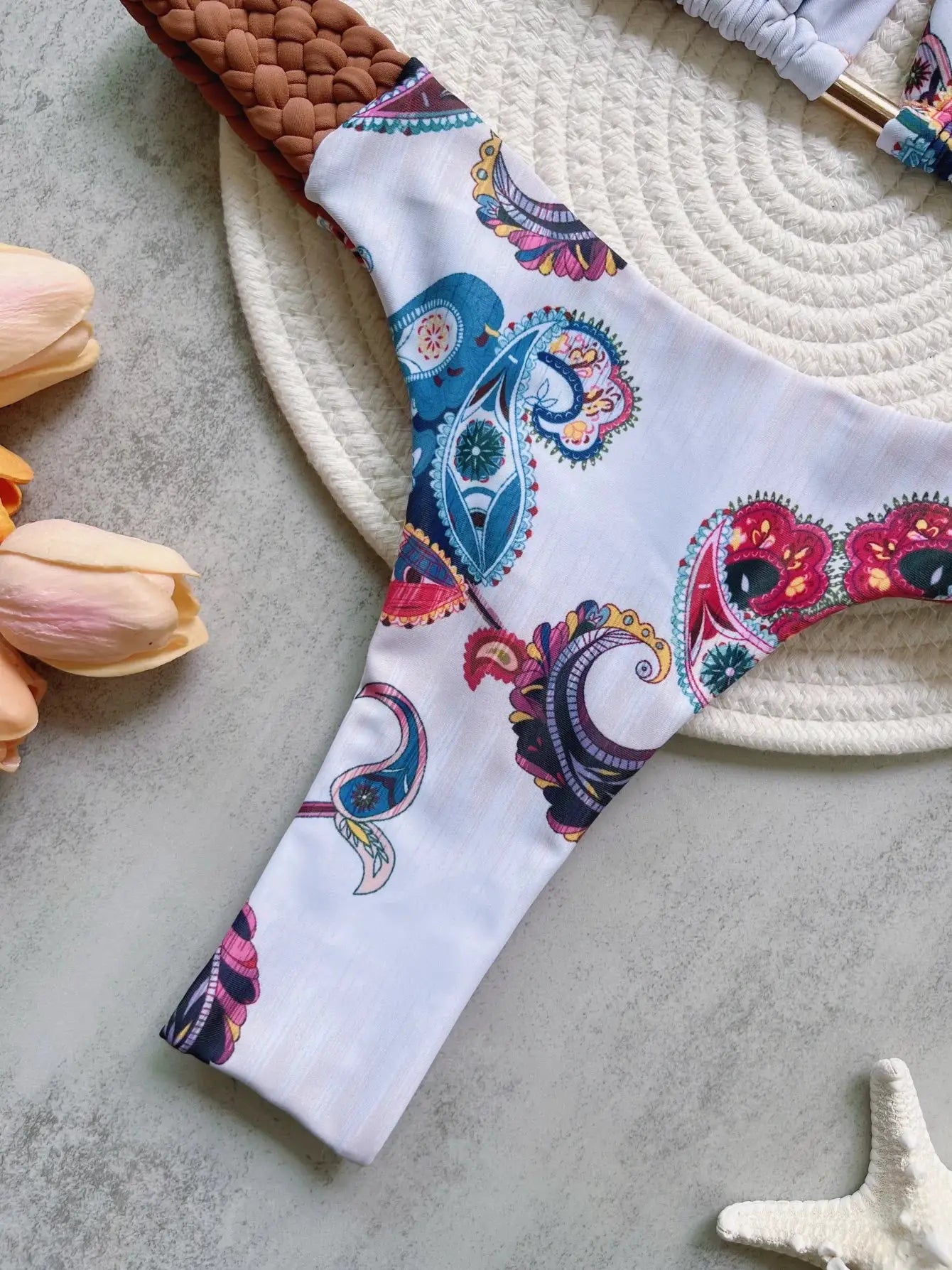 RUOTONSEPT print high-cut bikini bottom in white paisley pattern, Simples Market two-piece swimsuit