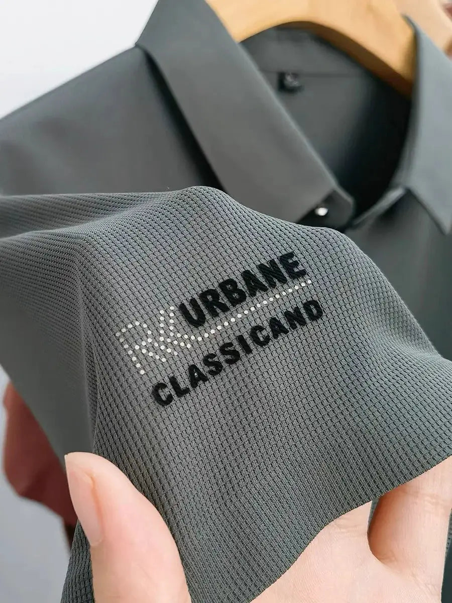 Polo shirt in grey fabric with URBANE logo, close-up of the textured knit for a casual sporty look and premium quality.
