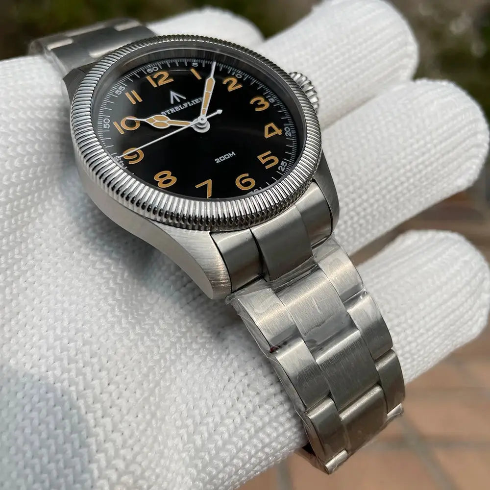 STEELFLIER SF741 wristwatch with black dial, luminous hands, stainless steel bracelet, 200M water resistance