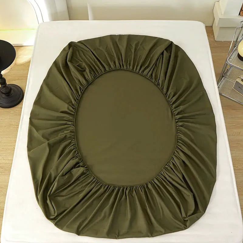 Fitted bed sheet in olive green, 100% polyester with elastic edge
