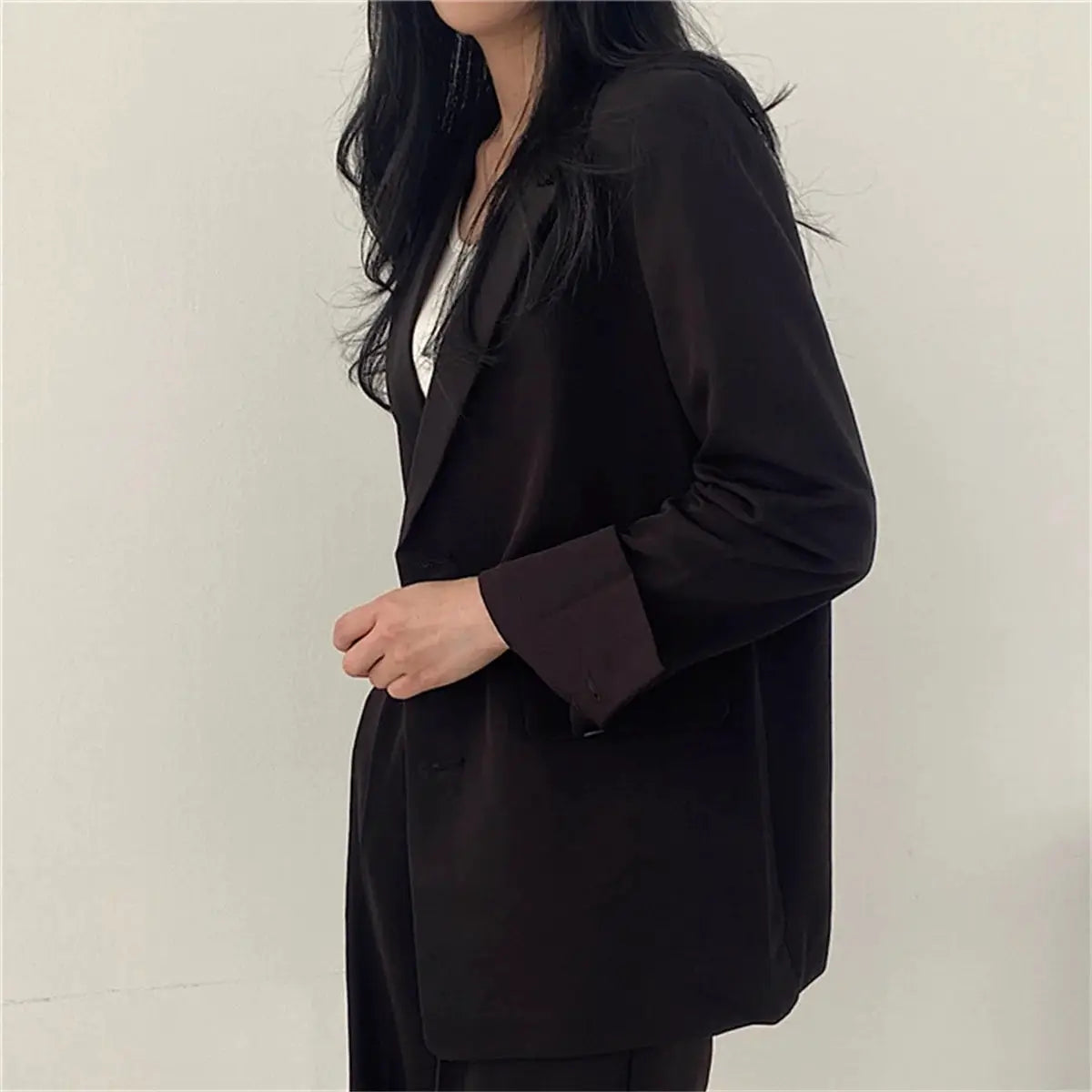 Black blazer and wide-leg pants suit set by Simples Market worn by woman