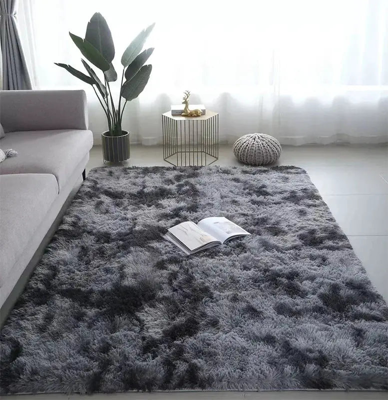 VIKAMA black shaggy area rug by Simples Market; large plush carpet in a modern living room.