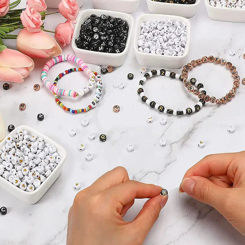 700 Pieces 7 Colors Round Acrylic Letter And Number Beads For Jewelry Making DIY Friendship Bracelets 7x4mm