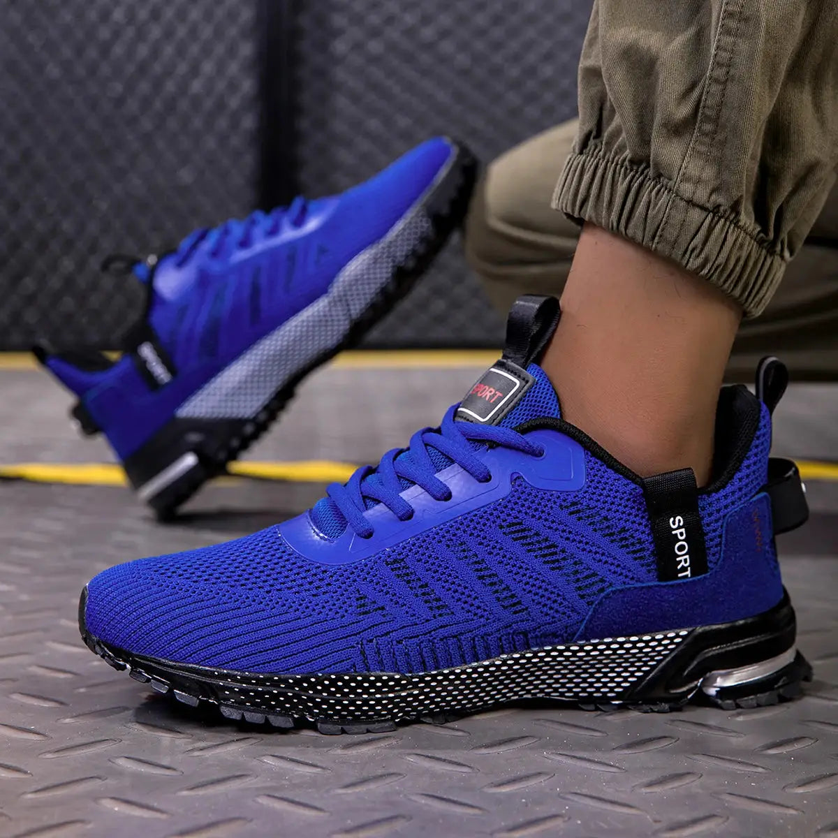 Men's running shoes by Simples Market; blue breathable knit upper, lace-up, non-slip sole.