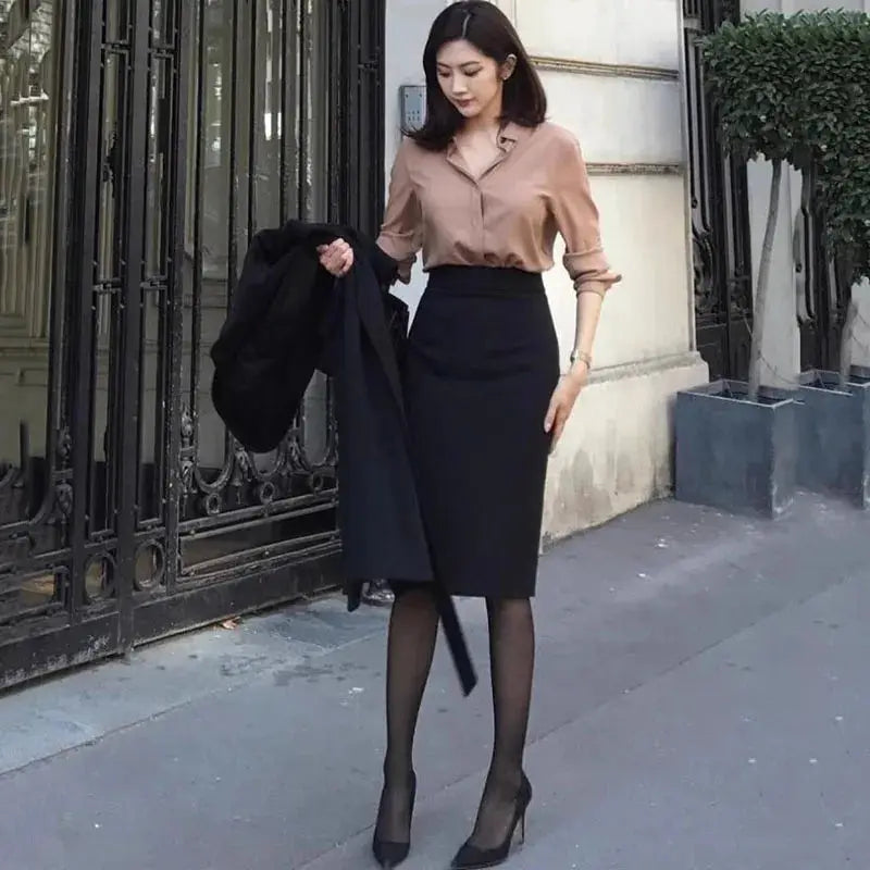Elegant high-waisted office pencil skirt, black, Simples Market, midi-length.