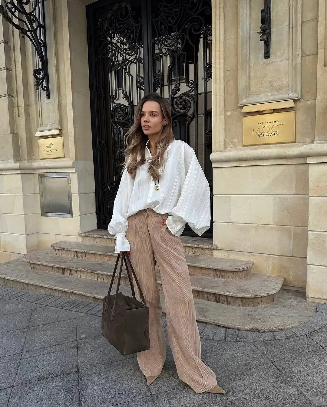 Oversize white 100% cotton shirt for women with long sleeves and button-up front, minimalist chic.