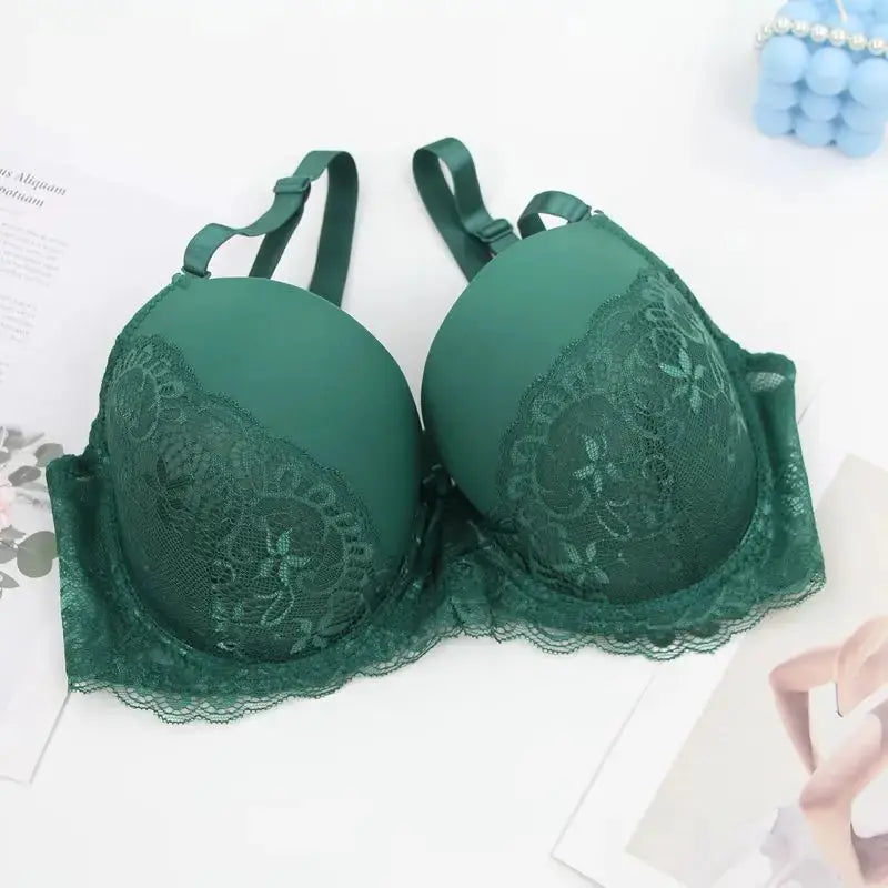 DaiNaFang green push-up lace bra by Simples Market with scalloped lace edges and adjustable straps