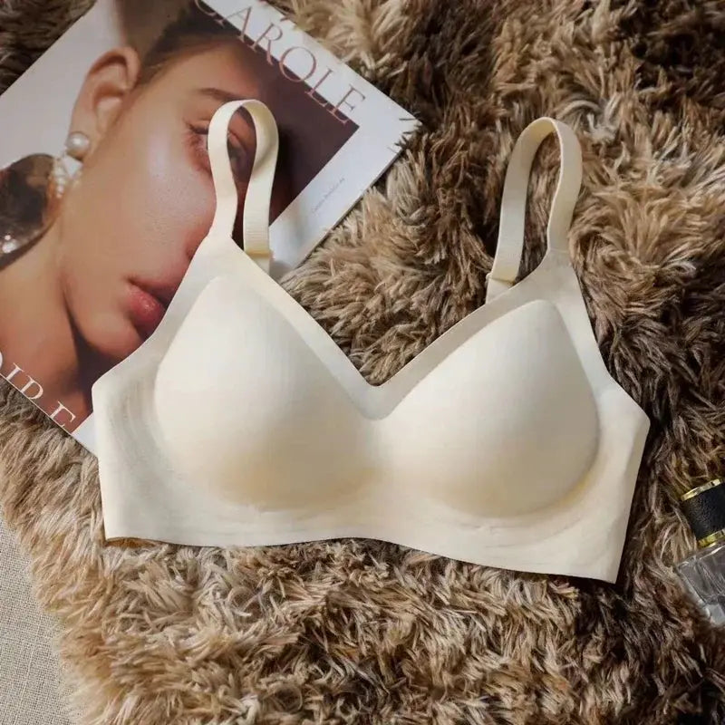 Seamless bra by Simples Market, beige with molded cups and adjustable straps.