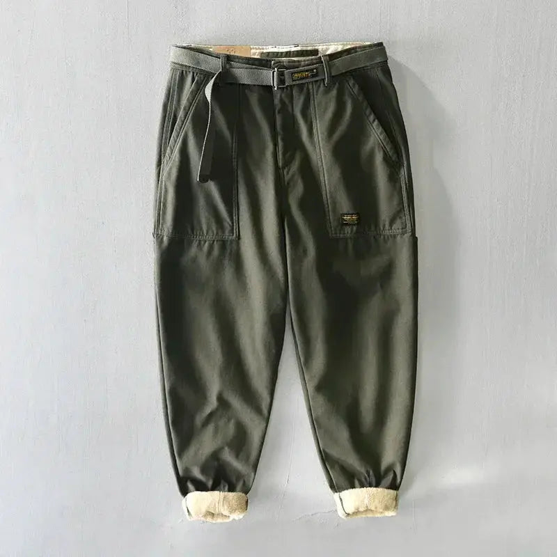 Simples Market HIQOR men's olive-green winter cargo pants with fleece lining, belt, and cuffed hems.