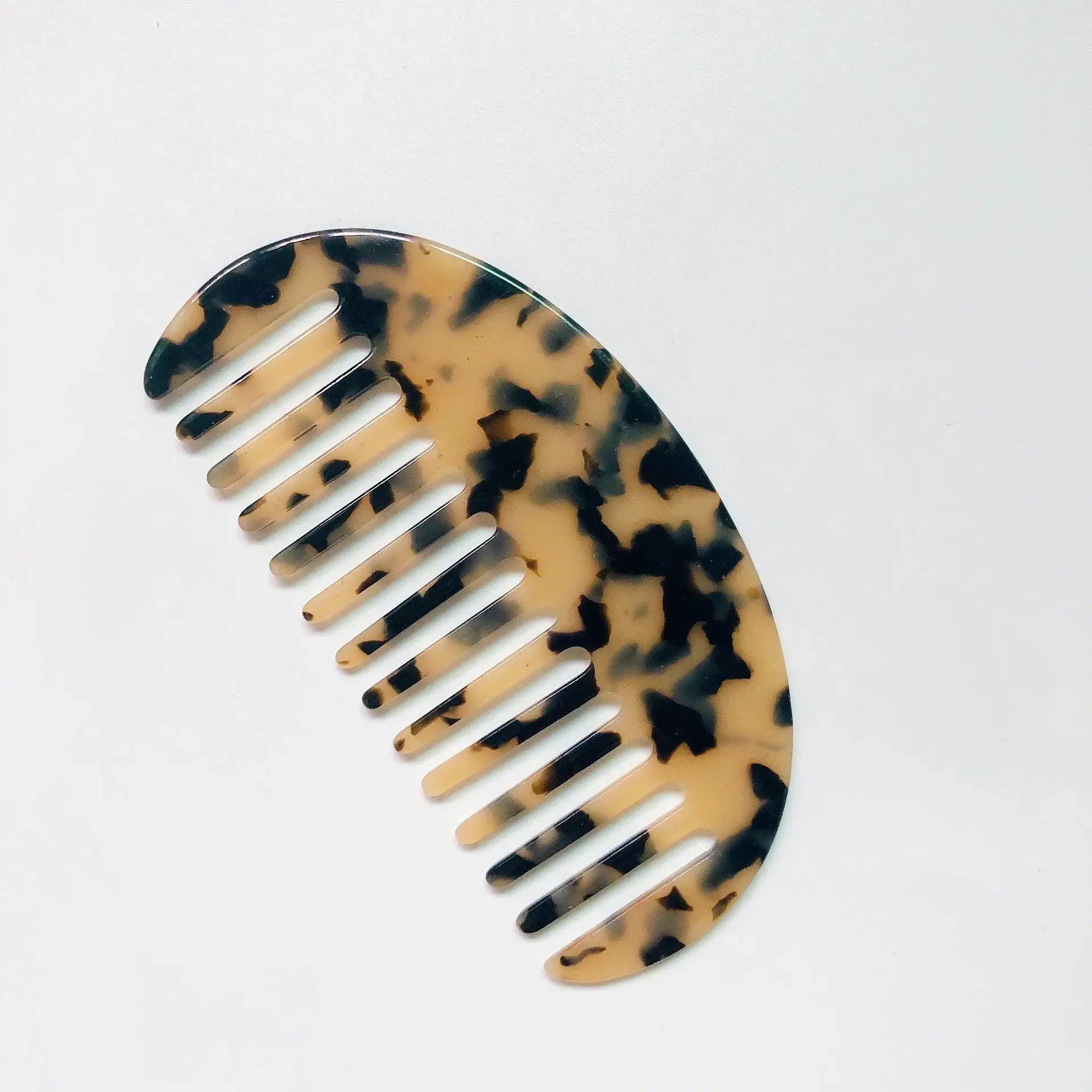 Wide-teeth tortoiseshell acetate hair comb by Simples Market, anti-static massage styling accessory