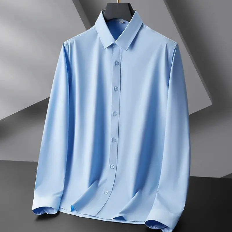 Men's light blue dress shirt by Simples Market on hanger, wrinkle-resistant long sleeves.