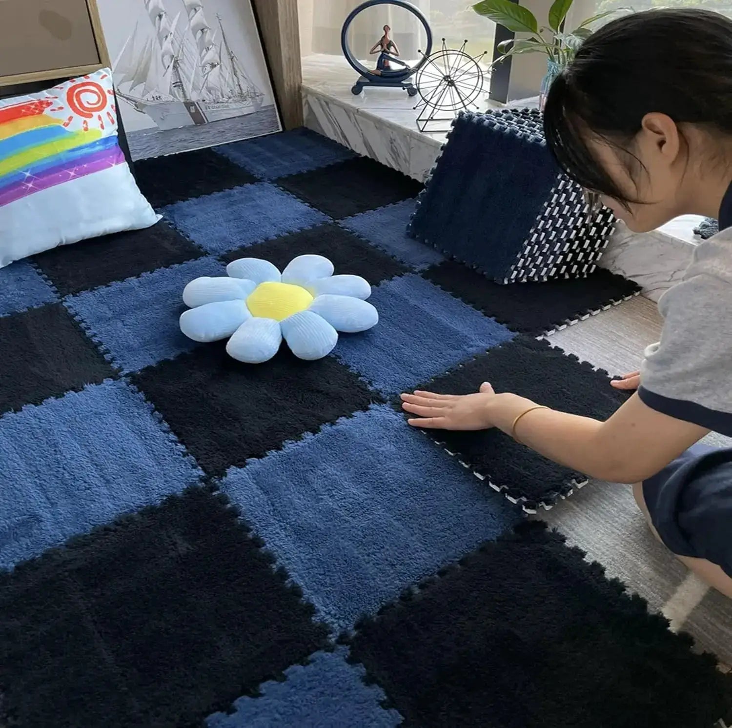Interlocking plush foam floor mats 10-piece Simples Market in blue and black; child playing.
