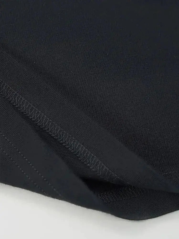 Simples Market black fitness shorts; close-up of fabric and seam stitching.