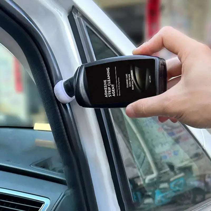 Simples Market car rubber conditioner bottle applied to door seal; black bottle in hand.