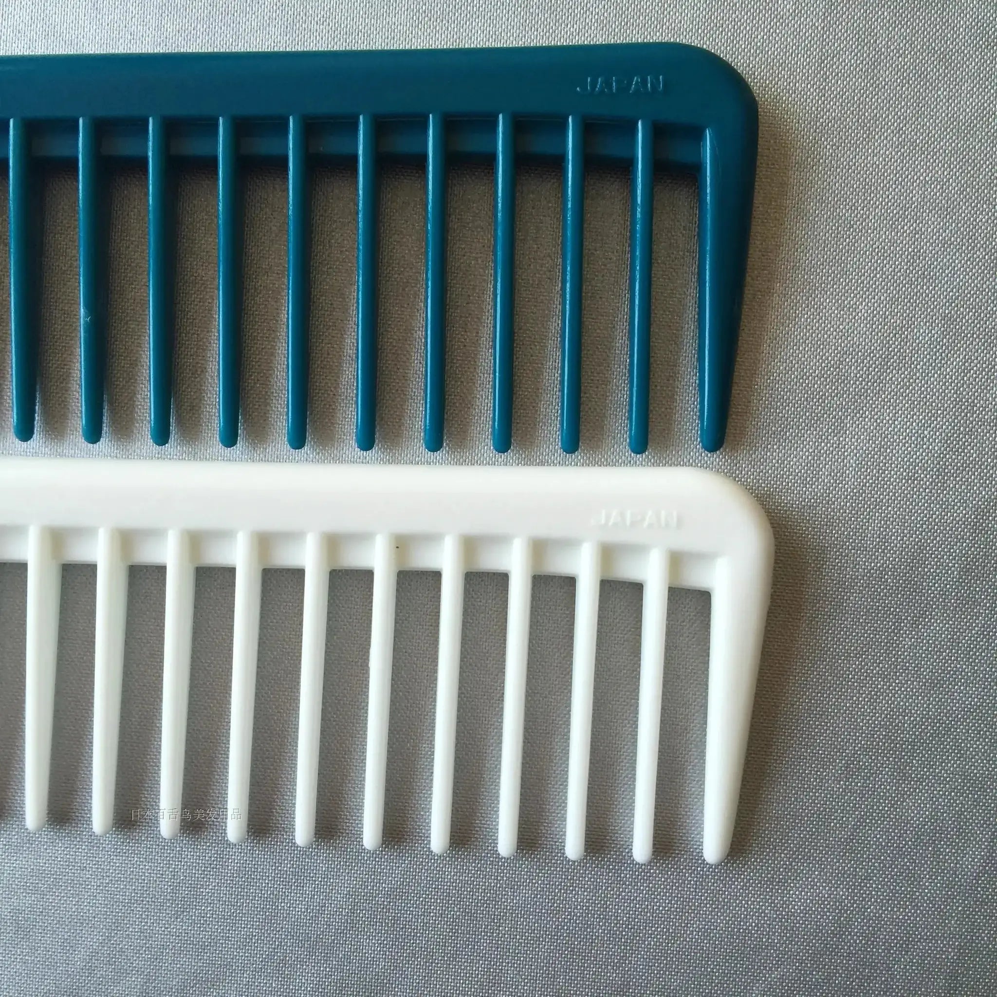 Professional anti-static flat-head cutter combs, 2 teal and white pieces with fine teeth (Japan)