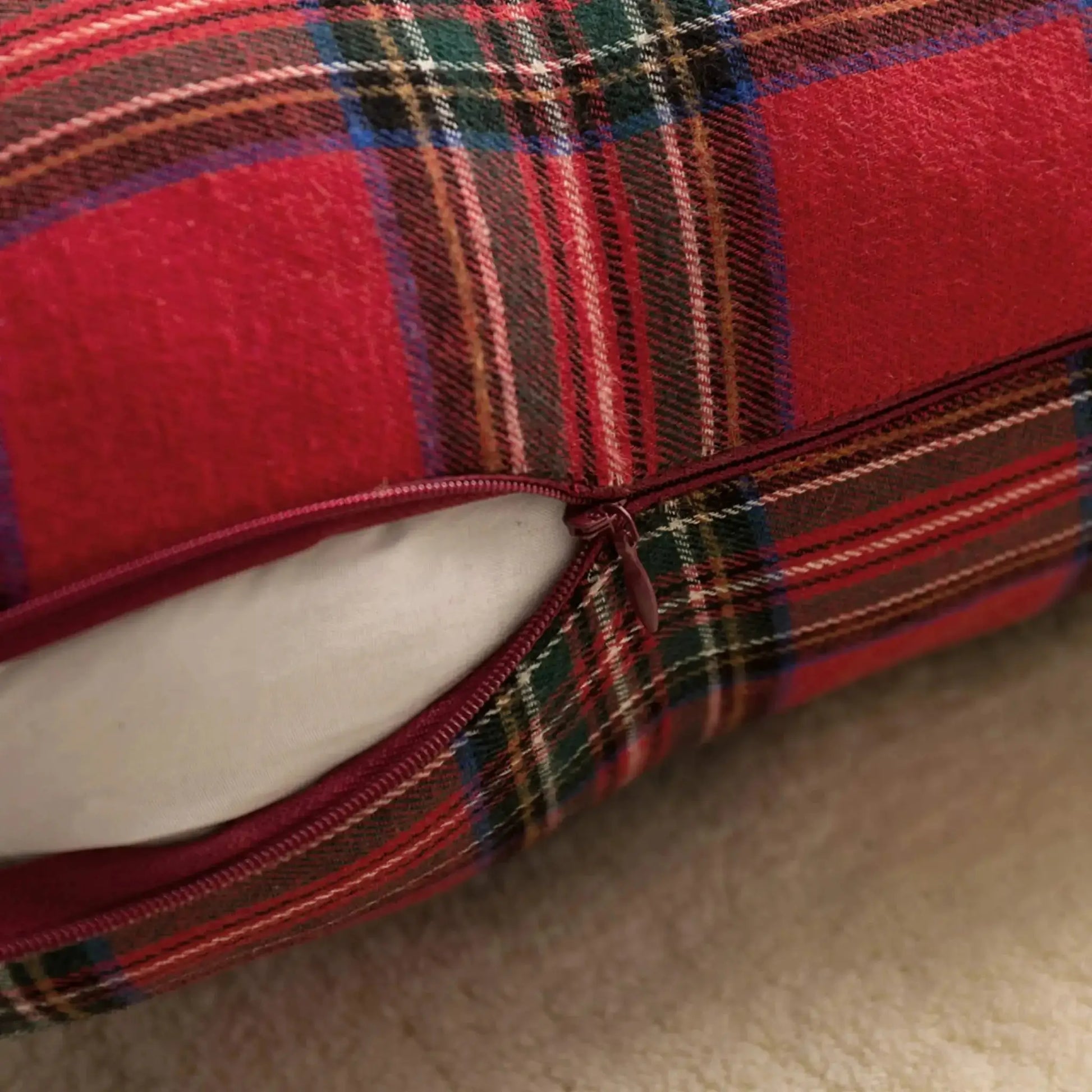 Simples Market 45x45cm Christmas plaid pillow cover; red woven fabric with zipper.
