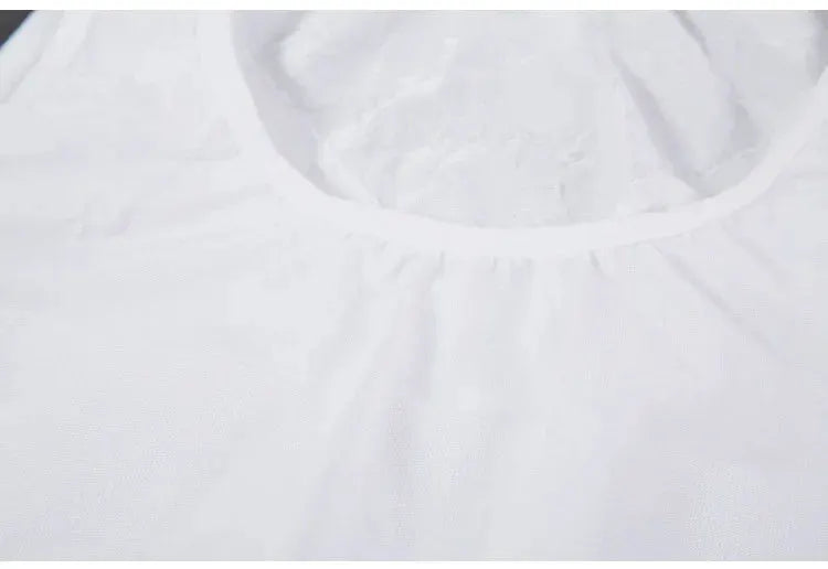 Slimming vest in white fabric with rounded neckline, close-up view.