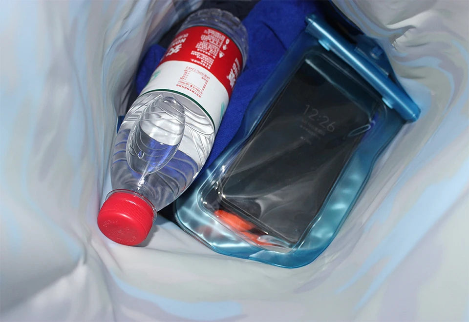 Dry bag waterproof by Simples Market; blue bag shown with a water bottle and a smartphone in a clear protective pouch.