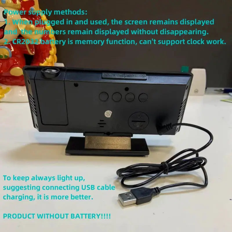 Projection alarm clock by Simples Market with a black, large luminous display and 180° projection, USB powered