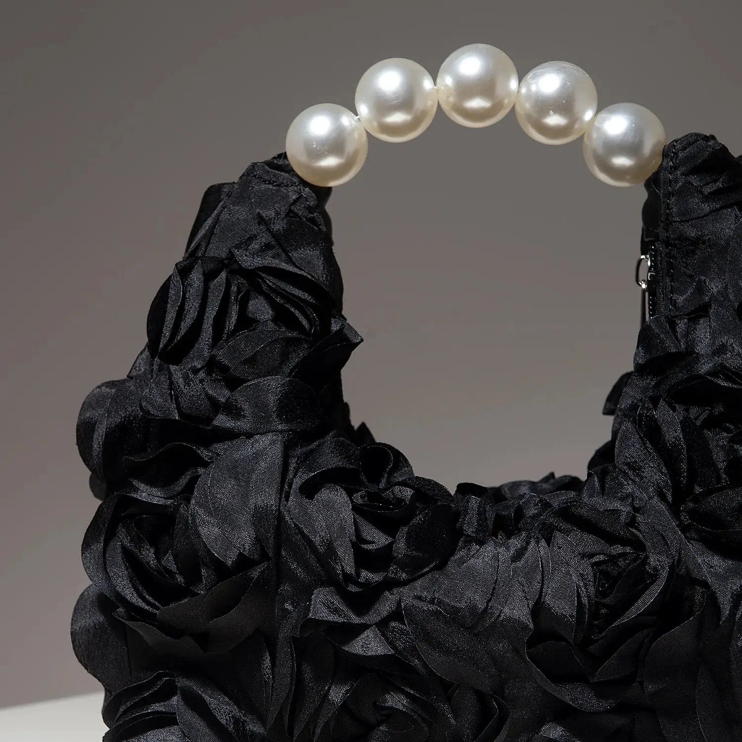 Bolso para mujer elegante con asa de perlas blancas y tejido negro con volantes