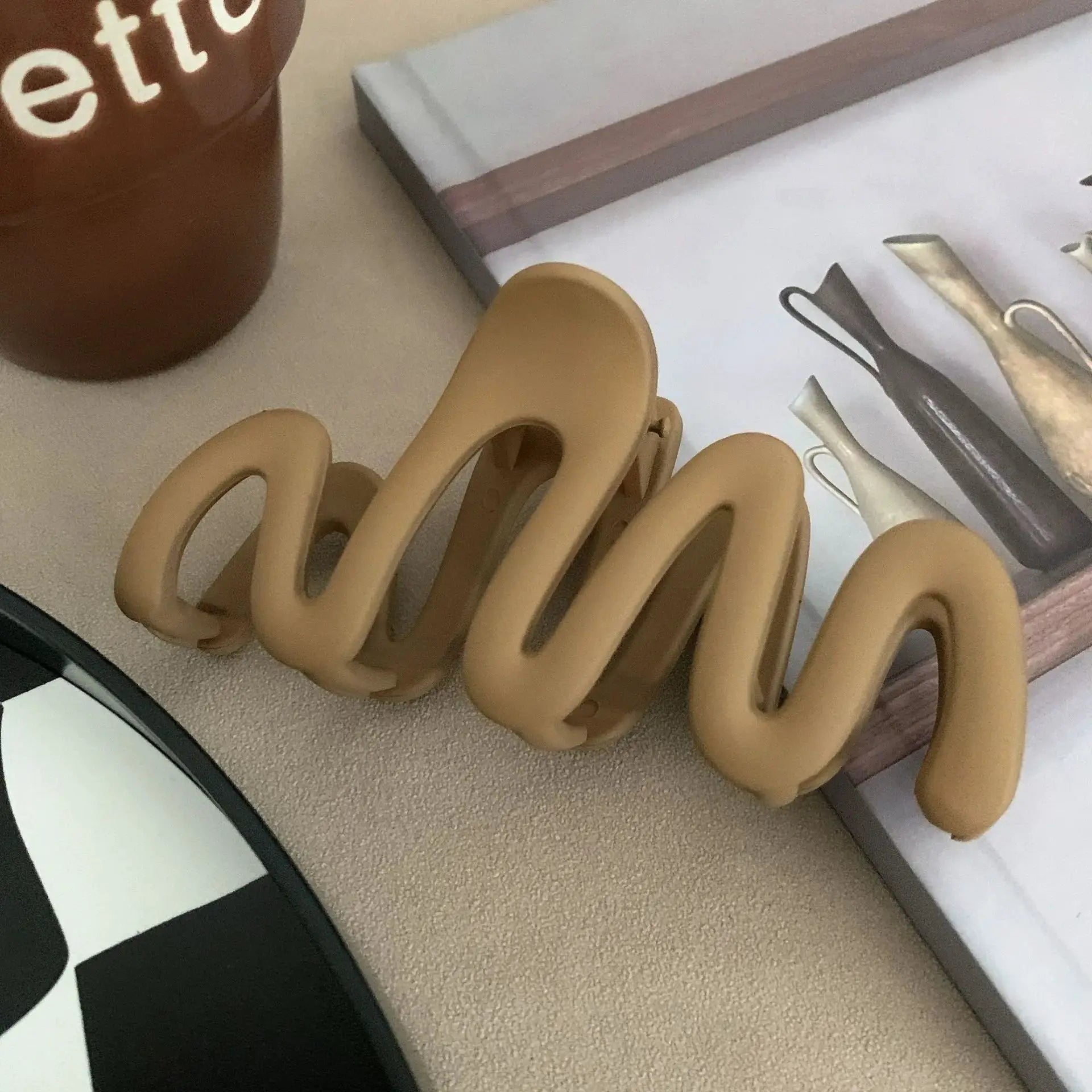 Trendy Matte Curve Hair Claw Clip Large Shark Crab Clip For Women With Secure Hold For Back Of Head Styles