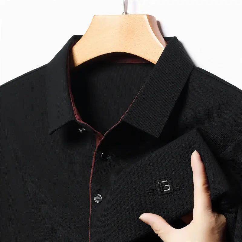 Men's black polo shirt with chest badge, short sleeves and maroon trim by Simples Market