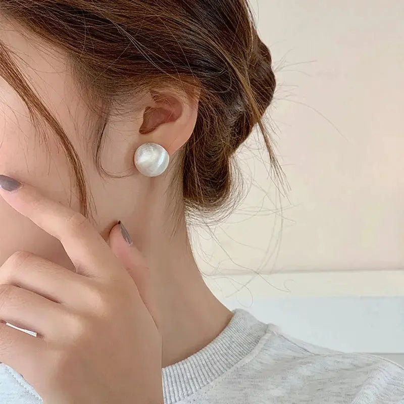 Brushed frosted metal semicircle earrings by Simples Market in silver tone