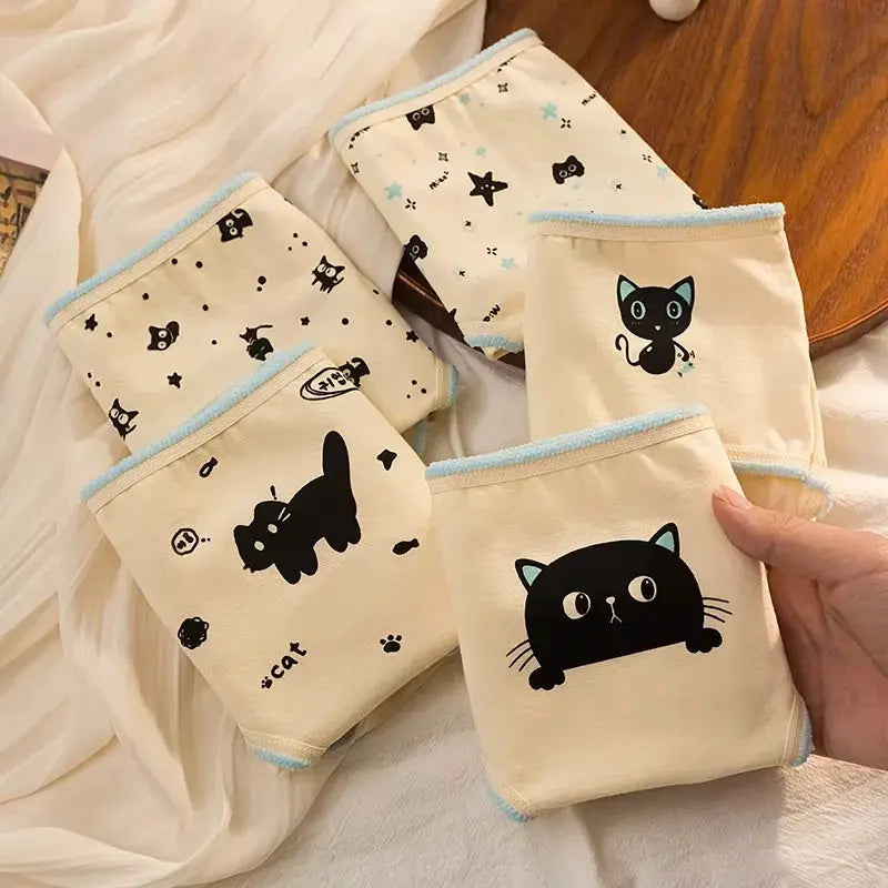 Panties 5-pack cotton briefs with cartoon cat prints on cream fabric and blue trim, Simples Market.