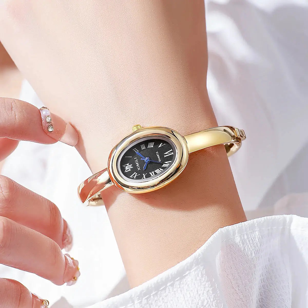 Luxury quartz women's gold-tone wristwatch by Simples Market with a black Roman numeral dial
